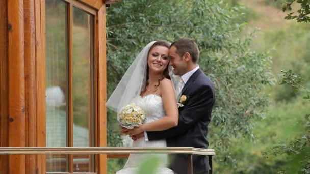 Pareja de boda en el parque — Vídeos de Stock