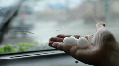 15-20 mm çapında doluya kadın elinde olduğunu.