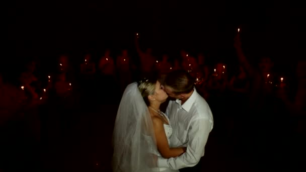 Романтичний поцілунок під світлом запальничок — стокове відео