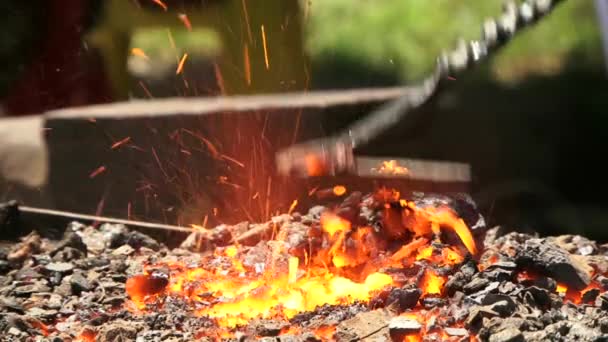 Kohleverbrennung in der Schmiede — Stockvideo