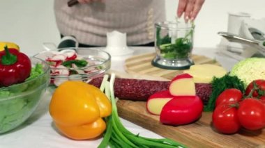 Yeşil maydanoz salatası hazırlama.