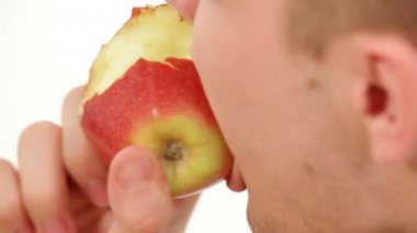 Beyaz adam bir Kırmızı elma profil yeme İZOLELİ