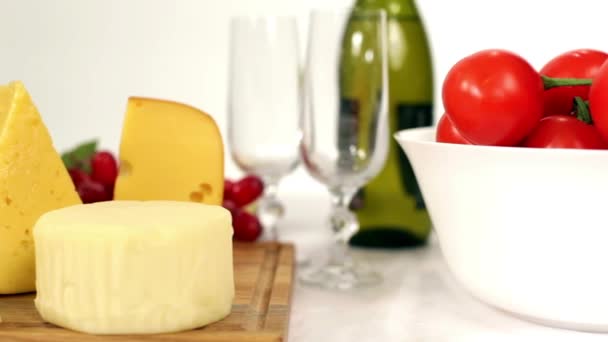 Naturmort wijn kaas en groenten op tafel. — Stockvideo