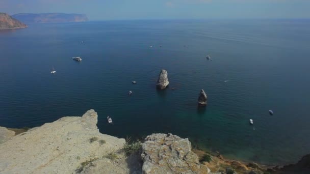 Θέα στη θάλασσα, με βράχια, οι γαμήλιες διακοσμήσεις. — Αρχείο Βίντεο