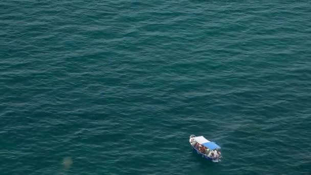 Barco no mar azul câmera alta — Vídeo de Stock