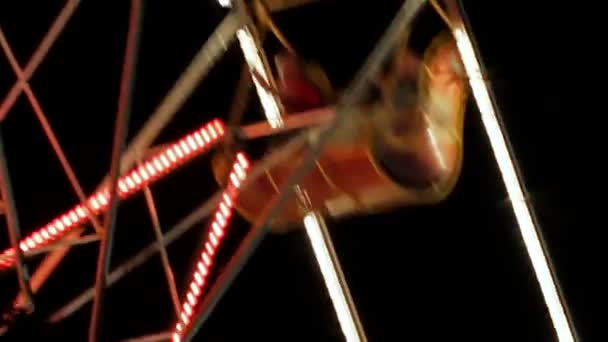 Grande roue dans le parc de nuit avec éclairage décoratif . — Video