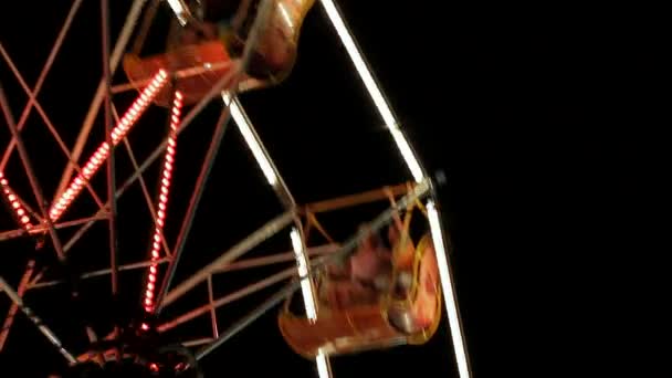 Carrousel dans le parc après le coucher du soleil . — Video