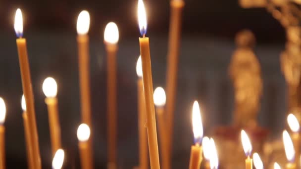 Quemando velas en un candelabro dorado. Ahí está el sonido — Vídeo de stock