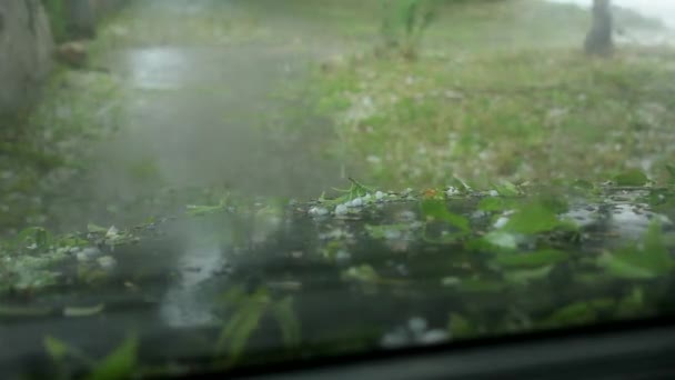 Hagel beschadiging van de auto. — Stockvideo