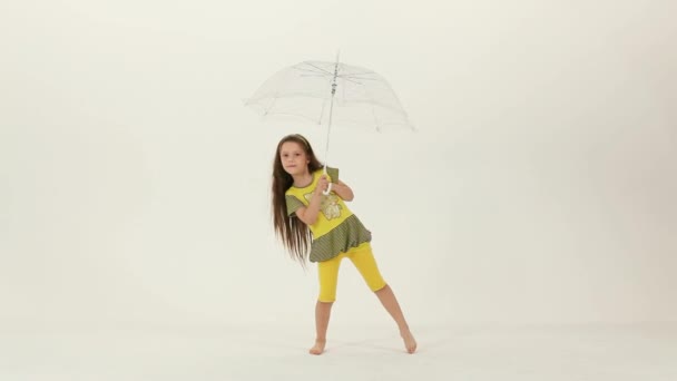 Dança com um guarda-chuva no estúdio . — Vídeo de Stock