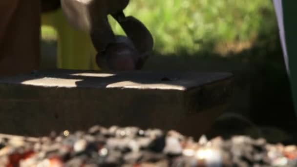 Schmied bereitet ein Metallwerkstück für die Arbeit vor — Stockvideo