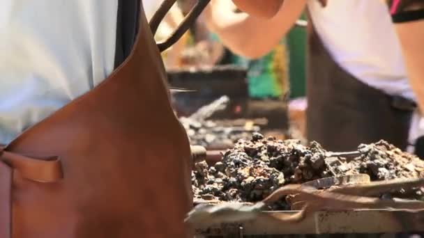 뜨거운 불타는 석탄 보일 러의 총 — 비디오