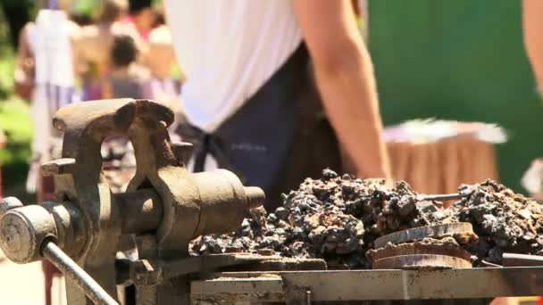 Herreros trabajan en la feria — Vídeo de stock