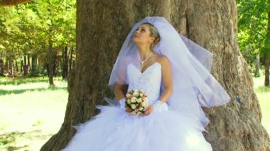 Bir ağacın altında çiçek kokulu gelin