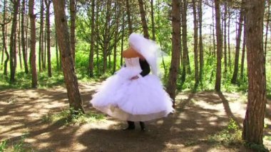 Romantik yeni evliler ormanın içinde yürümek.