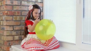 Balonlar penceresinde kızla