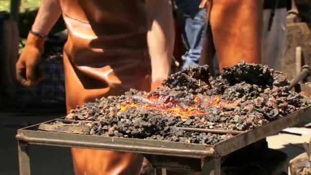 Preparación del horno de tierra para su uso . — Vídeo de stock