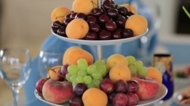 Çok farklı mevsim meyve ile çok katmanlı çanak