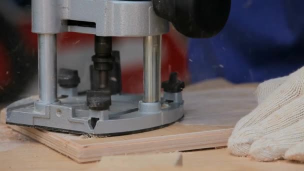 Carpentiere di lavoro con un taglierino elettrico a mano — Video Stock