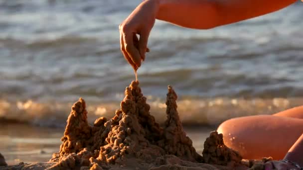 La fille sur le fond du château de sable . — Video