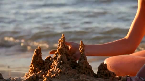 Menina no mar constrói um castelo de areia Antalya — Vídeo de Stock