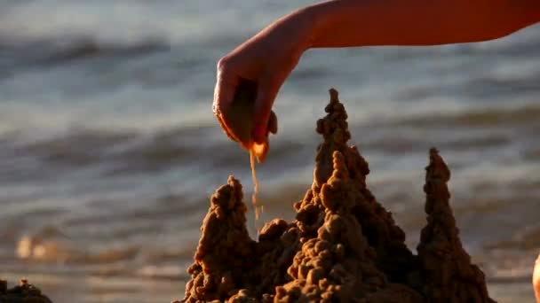 Kız Denizde kum kale inşa — Stok video