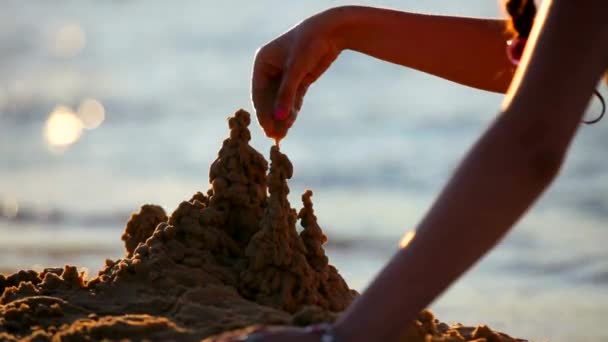 Mädchen am Meer baut eine Sandburg antalya — Stockvideo