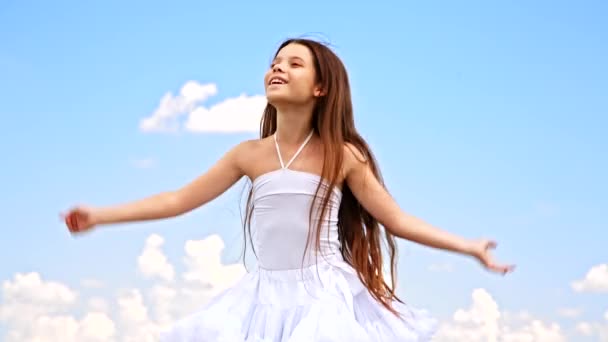 Chica feliz saltando en la naturaleza — Vídeo de stock