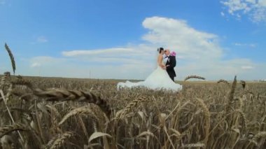 Güzel damat ve gelin sarılma ve her diğer içinde spystyle öpüşme