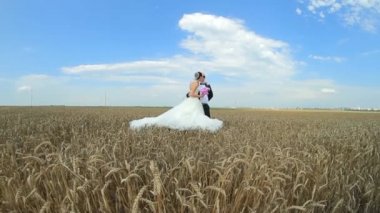 Sarılma ve her diğer içinde spystyle öpüşme güzel yeni evliler