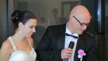 Mikrofona konuşan damat