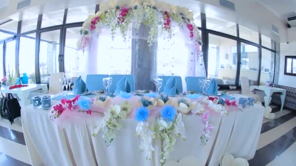 Mesa decorada con arco para recién casados — Vídeos de Stock