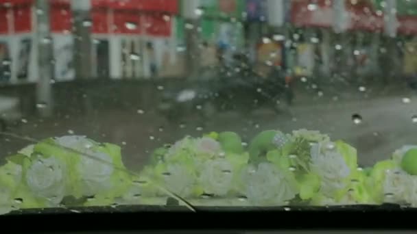 Druppels regen op de voorruit van bruiloft auto — Stockvideo