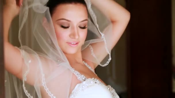 Красивая невеста готовится к свадьбе — стоковое видео