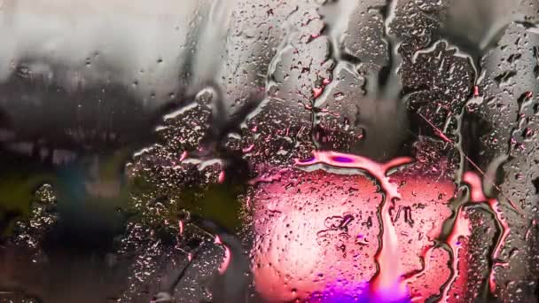 Gouttes de pluie qui coulent sur le verre de voiture 