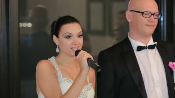 Brautpaar schneidet Hochzeitstorte an — Stockvideo