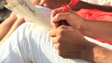 Genç adam ve kadın yazma romantik mektuplar
