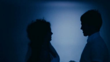 Mehtap sahilde, erkek ve kadın öp