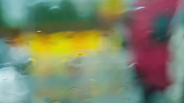 Gotas de agua que caen sobre el vidrio durante la lluvia — Vídeos de Stock