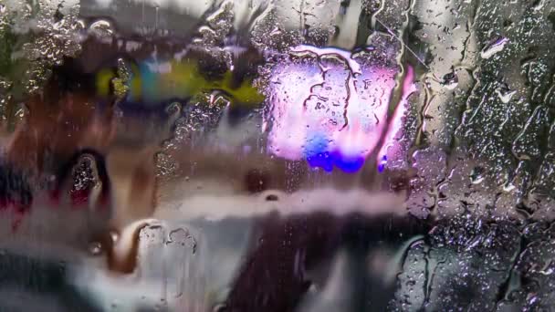 Gotas de lluvia que fluyen en el vidrio del coche — Vídeo de stock