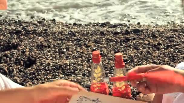Romantický pár psaní zprávy láska na pláži — Stock video