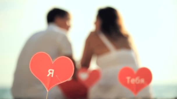 Couple avec des signes d'amour — Video