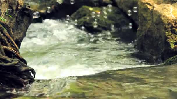 Soupbubbles над водою тече річка потоку — стокове відео