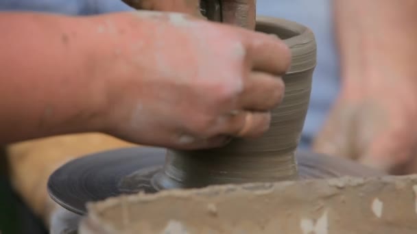 Femmes mains faisant tasse en céramique sur la roue des potiers — Video