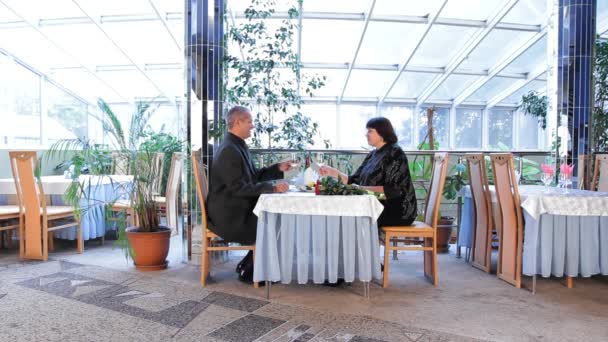 Çift rahatlatıcı bir lokantada Olgun — Stok video