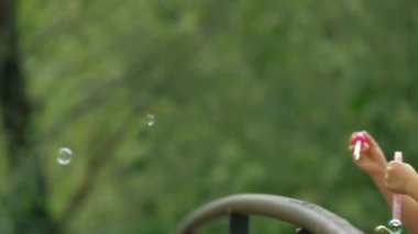 Baloncuk çıkaran kız