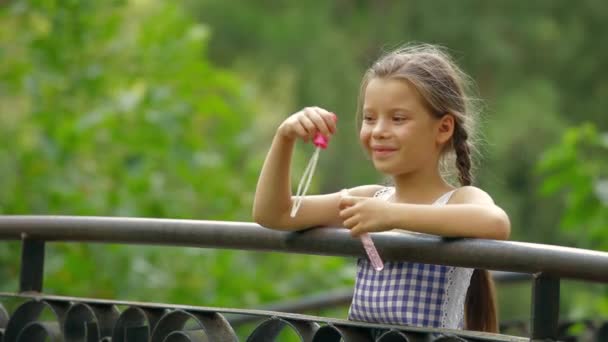 Молодая девушка в парке — стоковое видео