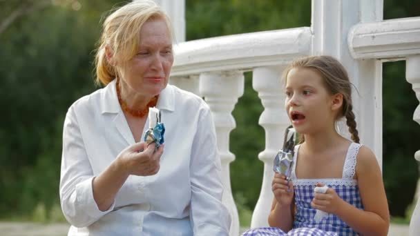 Comer helado en un parque — Vídeos de Stock