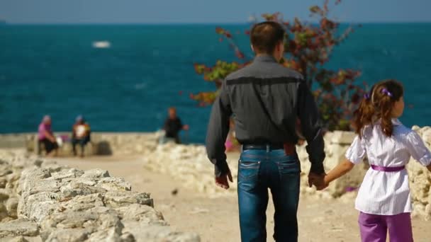 Passeggiata in famiglia sulla costa — Video Stock