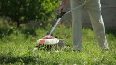 Çim biçme makinesi adam